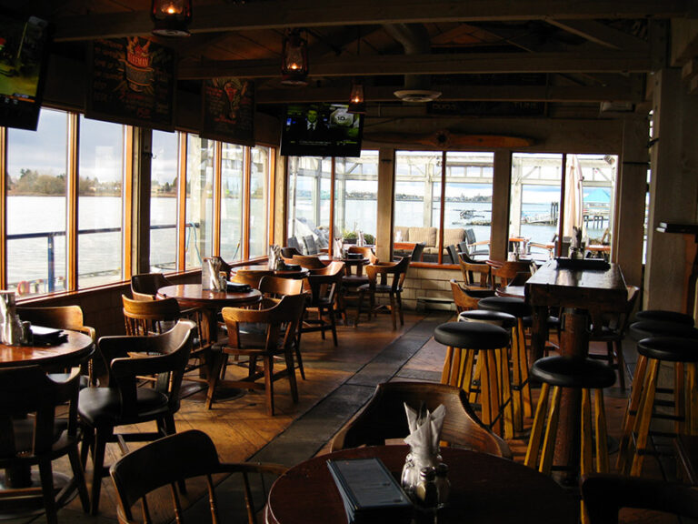 The Flying Beaver Bar & Grill, bar in Sea Island, Richmond BC